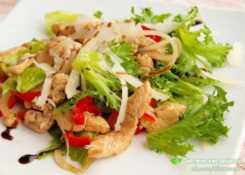 Салат из пекинской капусты с овощами и грудкой.