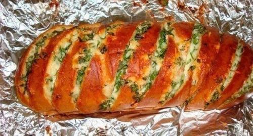 Запеченный батон с сыром и чесноком.