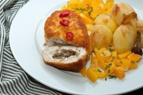 Тушеное мясо под сыром.