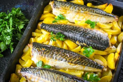 Скумбрия, запеченная в духовке с картошечкой. 02