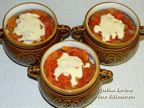 Маринованная куриная грудка в горшочках.