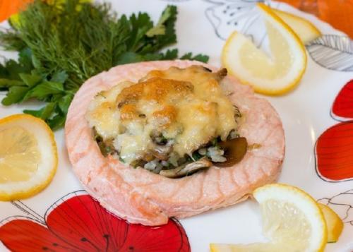Медальоны из семги с грибами и рисом.