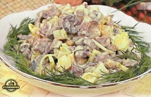 Салат мясной с грибами.