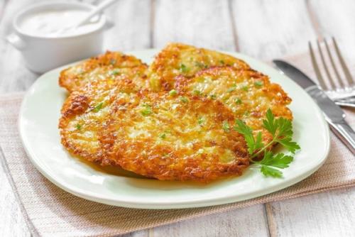 Драники с ветчиной, сыром и зеленью.
