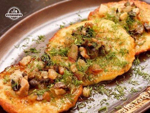 Деруны с грибной подливой.