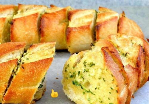 Ароматный багет с чесноком и сыром в духовке. Ароматный багет с чесноком и сыром в духовке.