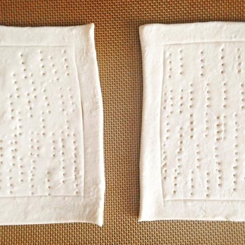 Слоеное тесто ветчина яйцо сыр. Слойки с яйцом, ветчиной и сыром.