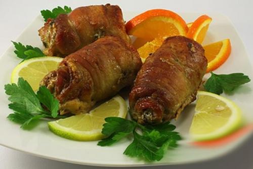 Мясные рулетики?   Мясные рулетики - блюдо, с которым можно экспериментировать бесконечно, выбирая любую начинку и способы приготовления.