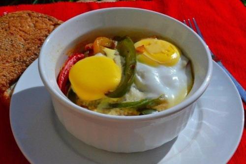 Яичница с овощами в духовке.