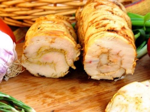 Куриная пастрома на пару, подкопченная розмарином.