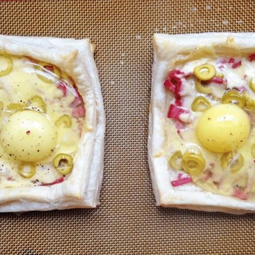 Слоеное тесто ветчина яйцо сыр. Слойки с яйцом, ветчиной и сыром.