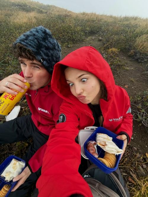 Аня покров и Артур Бабич делятся новыми фотоснимками совместного путешествия по курилам. 02