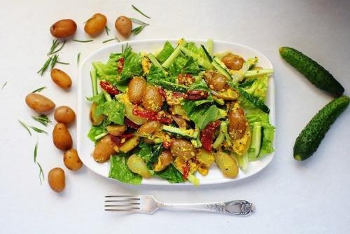 Теплый картофельный салат с вялеными томатами.