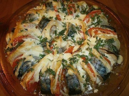 Скумбрия, запеченная под овощами.