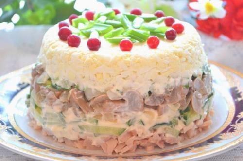 Куриный салат с яйцами и грибами.

