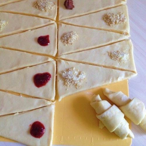 Рогалики.  Очень вкусные, мягкие, рассыпчатые рогалики, просто тают во рту. 04