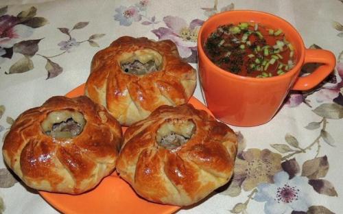 Вак балиш (закусочные пироги с мясом и картошкой).