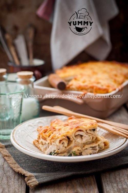 Блинный пирог с курицей и грибами.