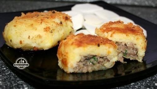 Картофельные биточки с начинкой из шпрот.