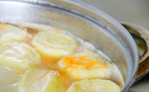 Вкусный куриный суп с сырными рулетиками. 03