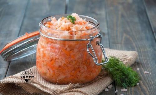 Хрустящая квашеная капуста с морковью.