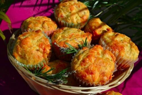 Маффины с ветчиной, сыром и пряными травами.