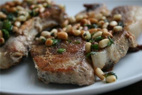 Рецепт запеченного Филе морского окуня с кедровыми орехами и маслинами.