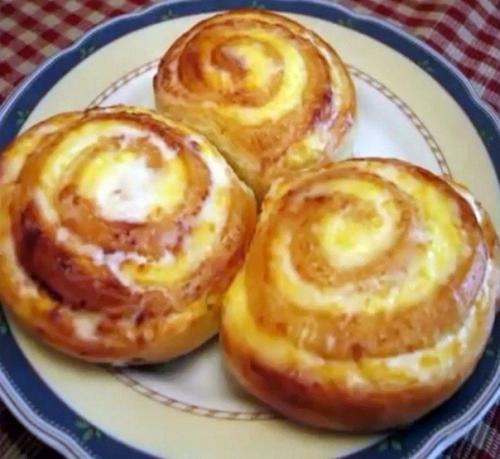 Творожные завитушки в сметанной заливке.