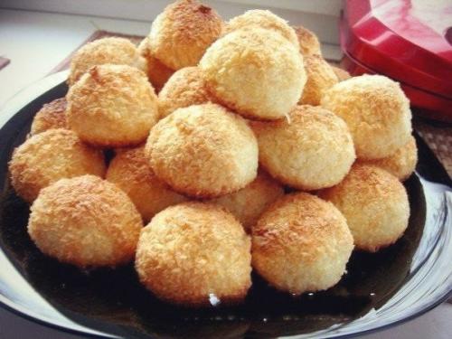 Печенье из кокосовой стружки.