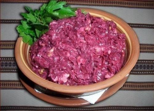 Свекольный салат с сыром и яйцом.