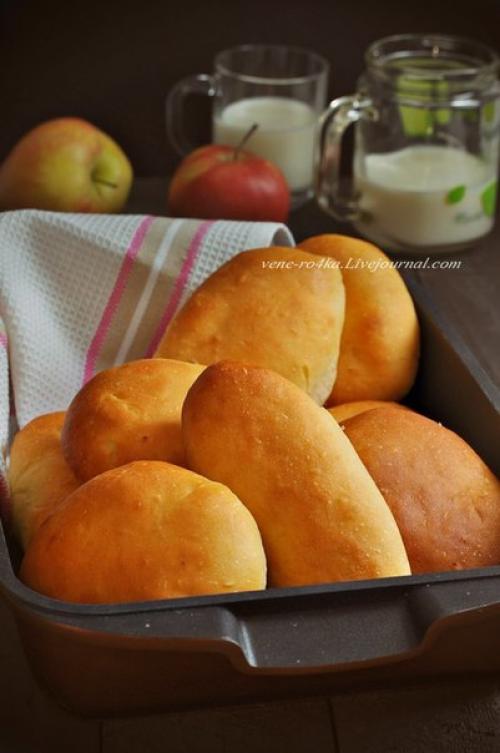 Пирожки печеные с яблочной и капустной начинкой.