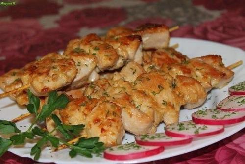 Куриные грудки на шпажках.

