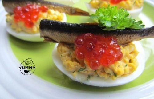 Фаршированные яйца со шпротами и красной икрой.
