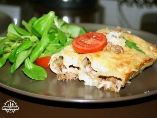 Каннеллоне с мясом и соусом бешамель.