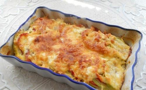 Кaбaчки запечённые с помидорами и сырoм.