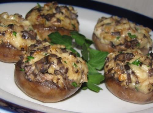 Фаршированные шампиньоны, запеченные под сыром.