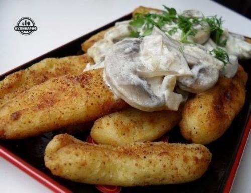 Оригинальная и простая закуска - картофельные палочки с грибами.