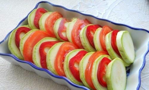 Кaбaчки запечённые с помидорами и сырoм. 01