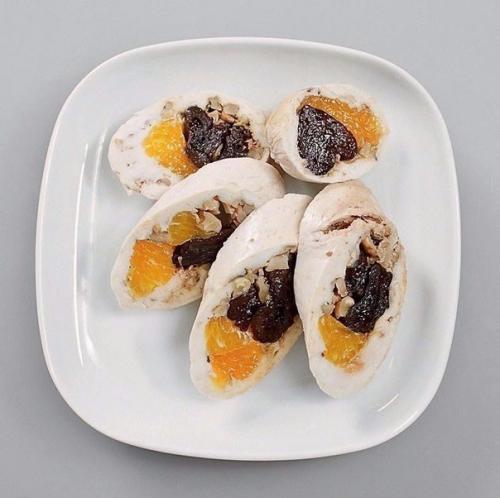 Паровой куриный рулет с мандаринами и черносливом.