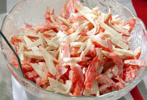 Салат с крабовыми палочками и болгарским перцем.
