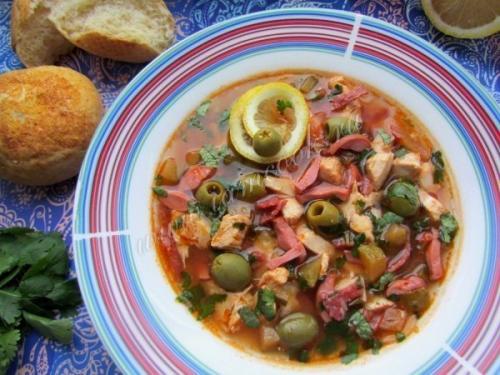 Солянка с колбасой и курицей.
