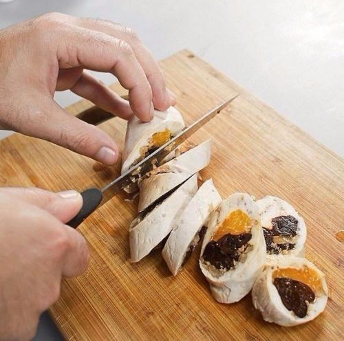 Паровой куриный рулет с мандаринами и черносливом. 05
