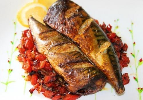 Скумбрия - гриль с чесноком, имбирём и овощами.

