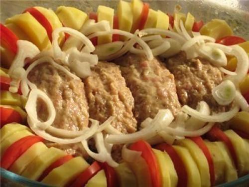 Запеченные куриные котлетки с гарниром Полосатый Рейс. 05