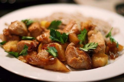 Ароматнейшее блюдо из сочных яблок и нежного куриного Филе!