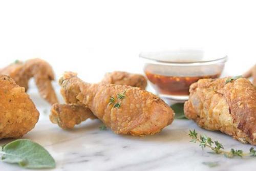 Хрустящая курочка с острым медовым соусом.