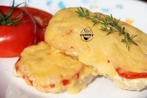 Свинина, запеченная с помидорами и сыром?