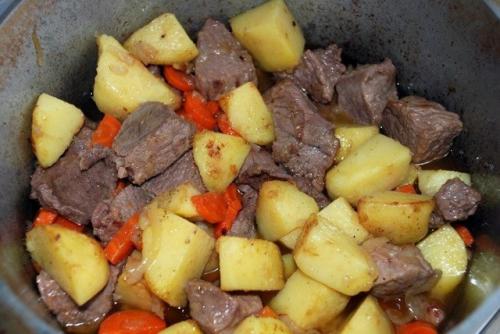 Жаркое.  Ингредиенты:  - 1 кг говядины. 04