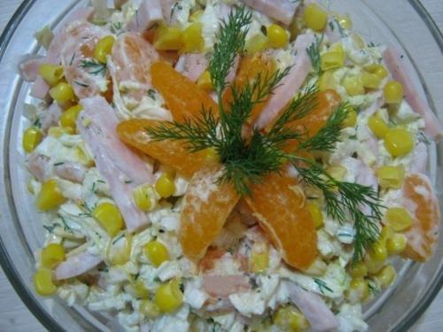 Салат Новогодний.  Салат с мандаринами превосходно подходит к праздничному столу.