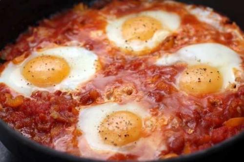 Шакшука.  Ингредиенты:  - Лук репчатый 100 грамм. 04